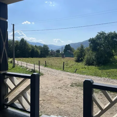 Black & White House Appartamento Mykulychyn